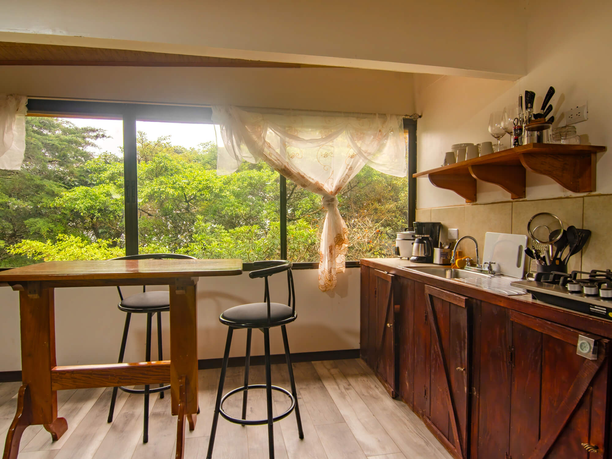 Breakfast bar by the window with the fully equipped kitchen behind