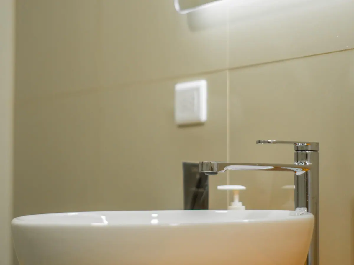 Lavabo sobre encimera con grifo monomando y jabón en el baño privado